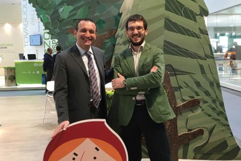 Lorenzo Nannariello, Environmental Manager Tetra Pak Italia, e Diego Florian, Direttore di FSC Italia, nello stand ad Ecomondo ispirato alla creatività "Senza foreste finisce la favola"