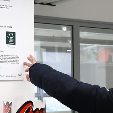 La cornice che racchiude il certificato TSUD-COC-000639 è appesa al muro che si affaccia sulla sala che ospita le stampanti grande formato
