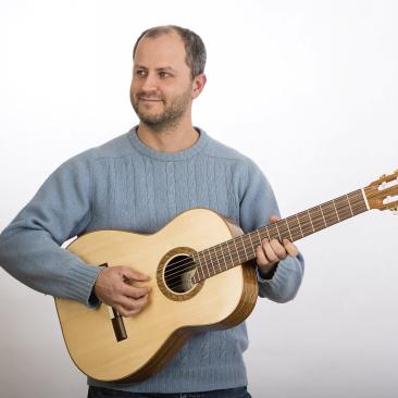 Il liutaio Marco Lorenzon con la prima chitarra con certificazione di progetto FSC